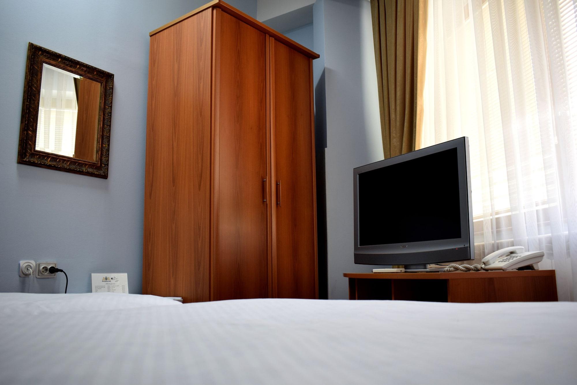 Hotel Aristocrat & Fish Restaurant Скопье Экстерьер фото