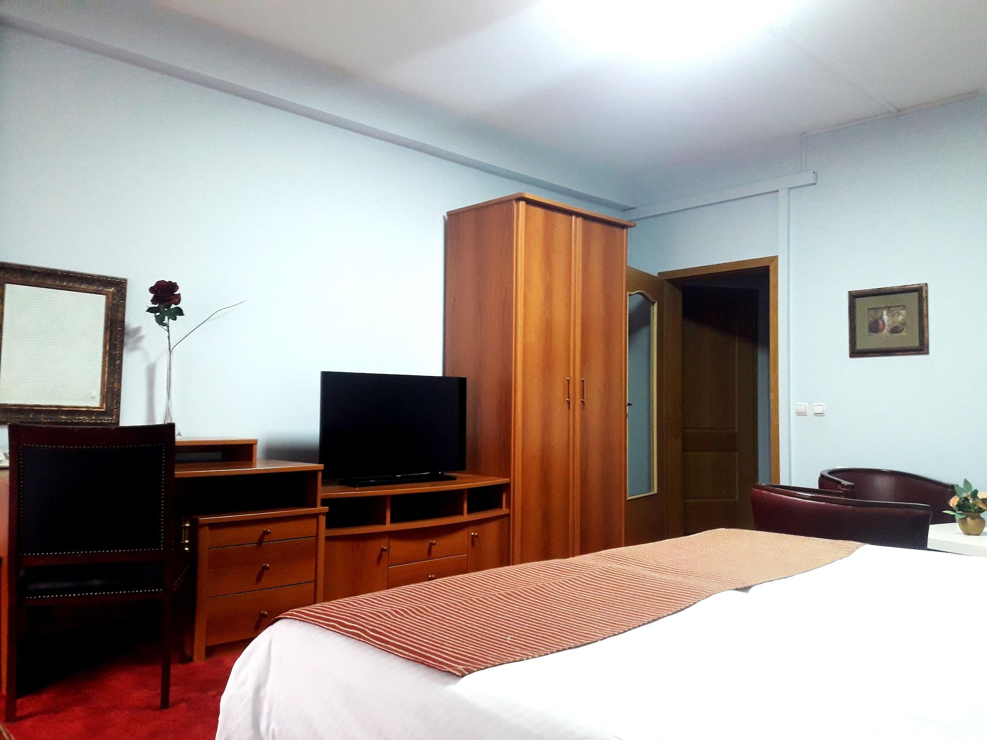 Hotel Aristocrat & Fish Restaurant Скопье Экстерьер фото