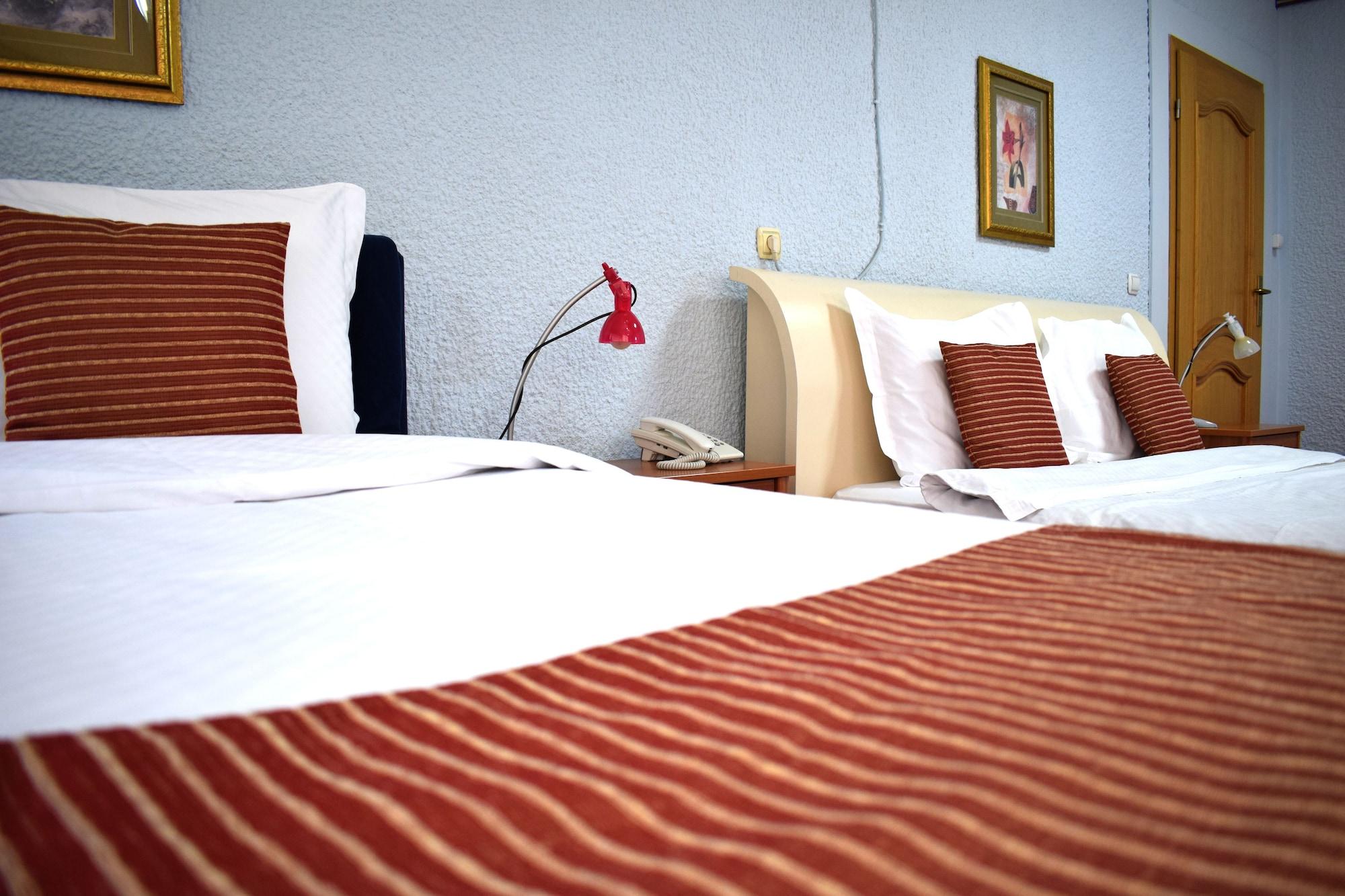 Hotel Aristocrat & Fish Restaurant Скопье Экстерьер фото