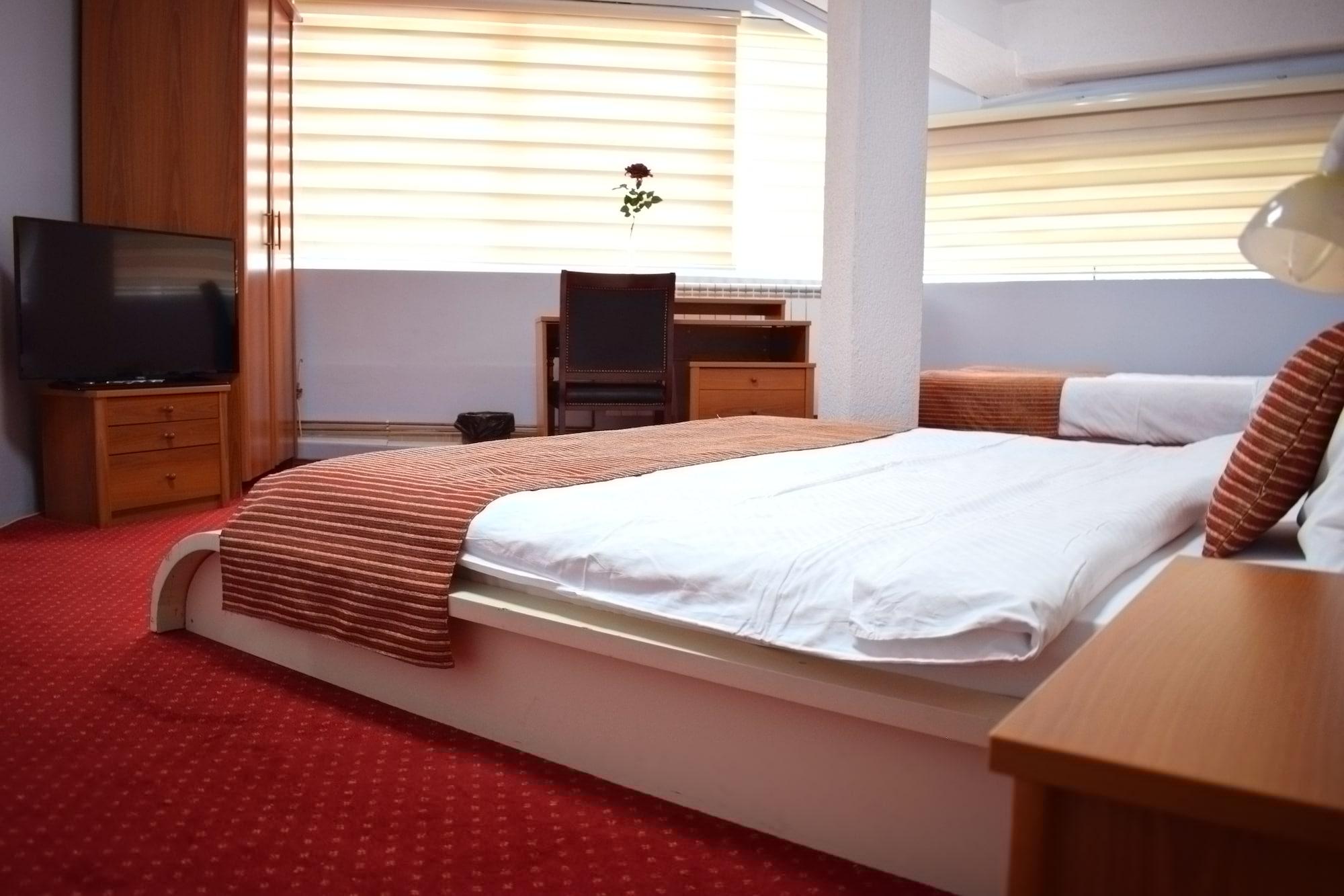 Hotel Aristocrat & Fish Restaurant Скопье Экстерьер фото