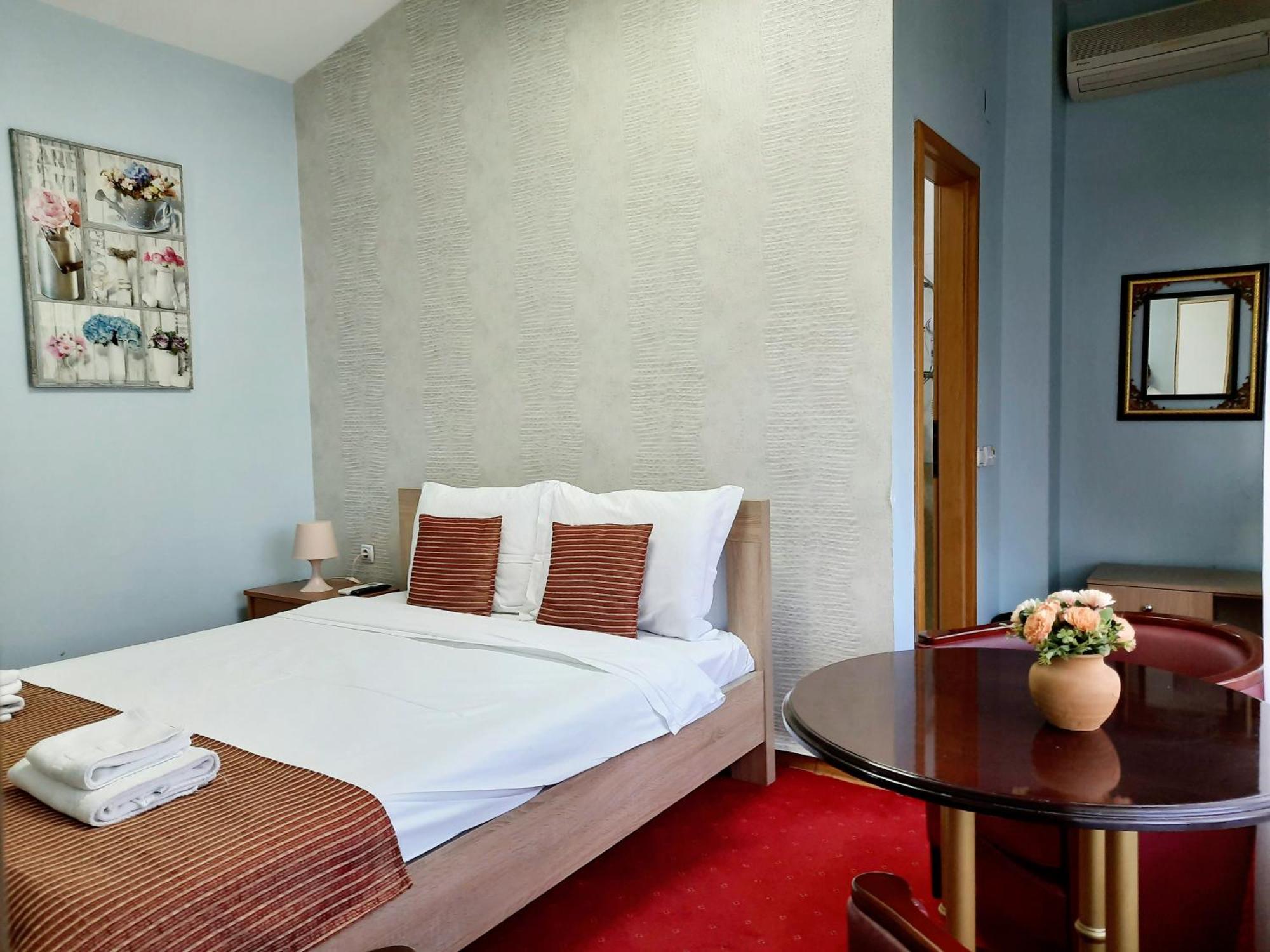Hotel Aristocrat & Fish Restaurant Скопье Номер фото