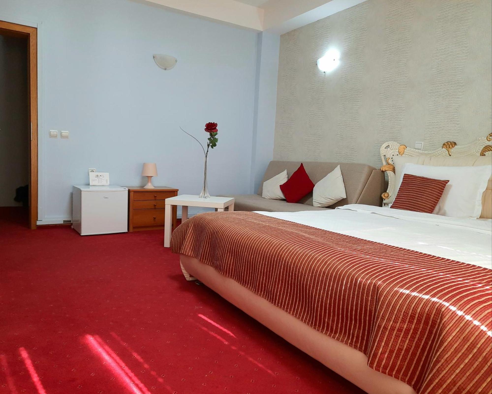 Hotel Aristocrat & Fish Restaurant Скопье Номер фото