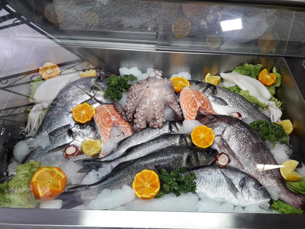 Hotel Aristocrat & Fish Restaurant Скопье Экстерьер фото