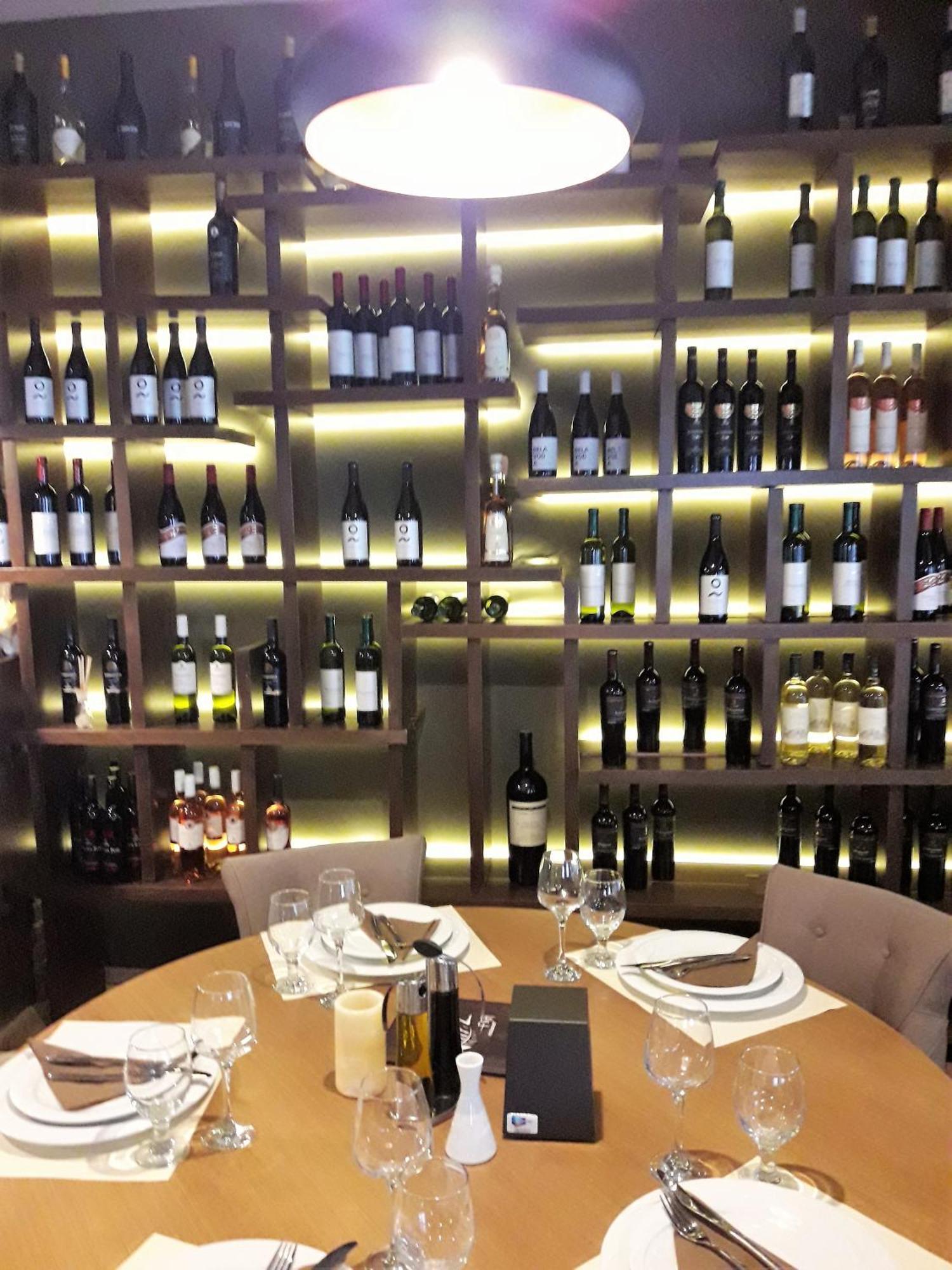 Hotel Aristocrat & Fish Restaurant Скопье Экстерьер фото
