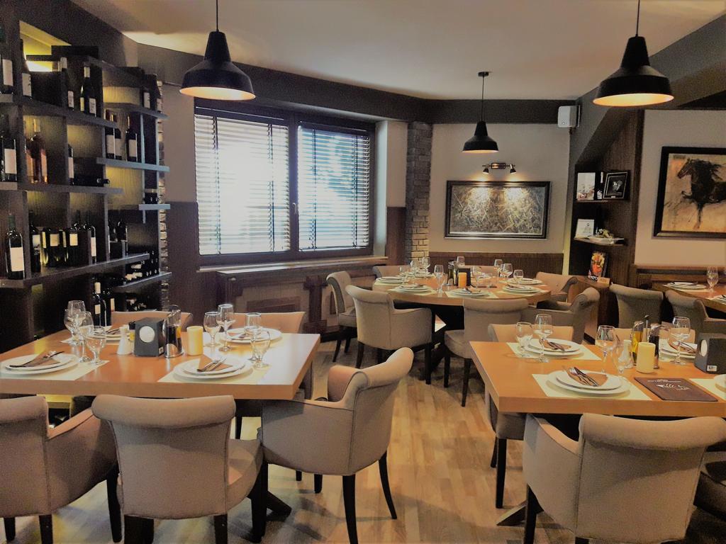 Hotel Aristocrat & Fish Restaurant Скопье Экстерьер фото