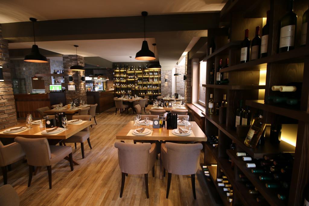 Hotel Aristocrat & Fish Restaurant Скопье Экстерьер фото
