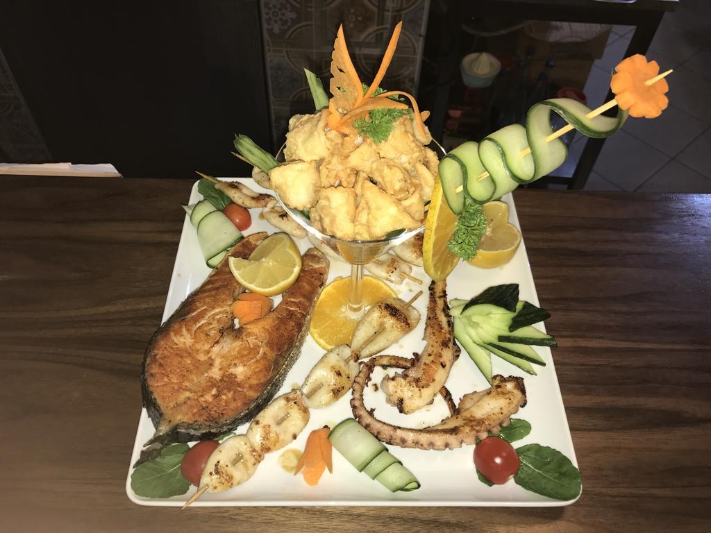Hotel Aristocrat & Fish Restaurant Скопье Экстерьер фото