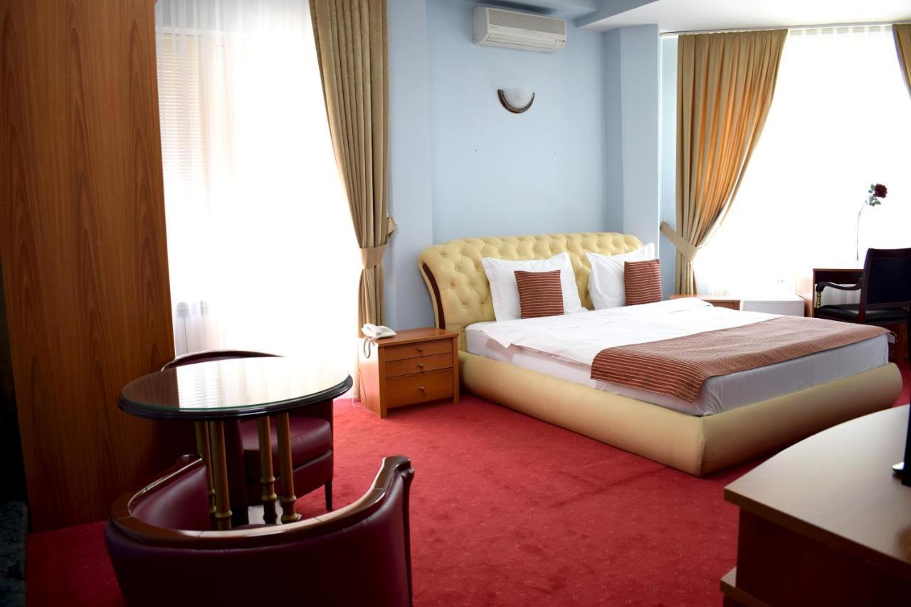 Hotel Aristocrat & Fish Restaurant Скопье Экстерьер фото