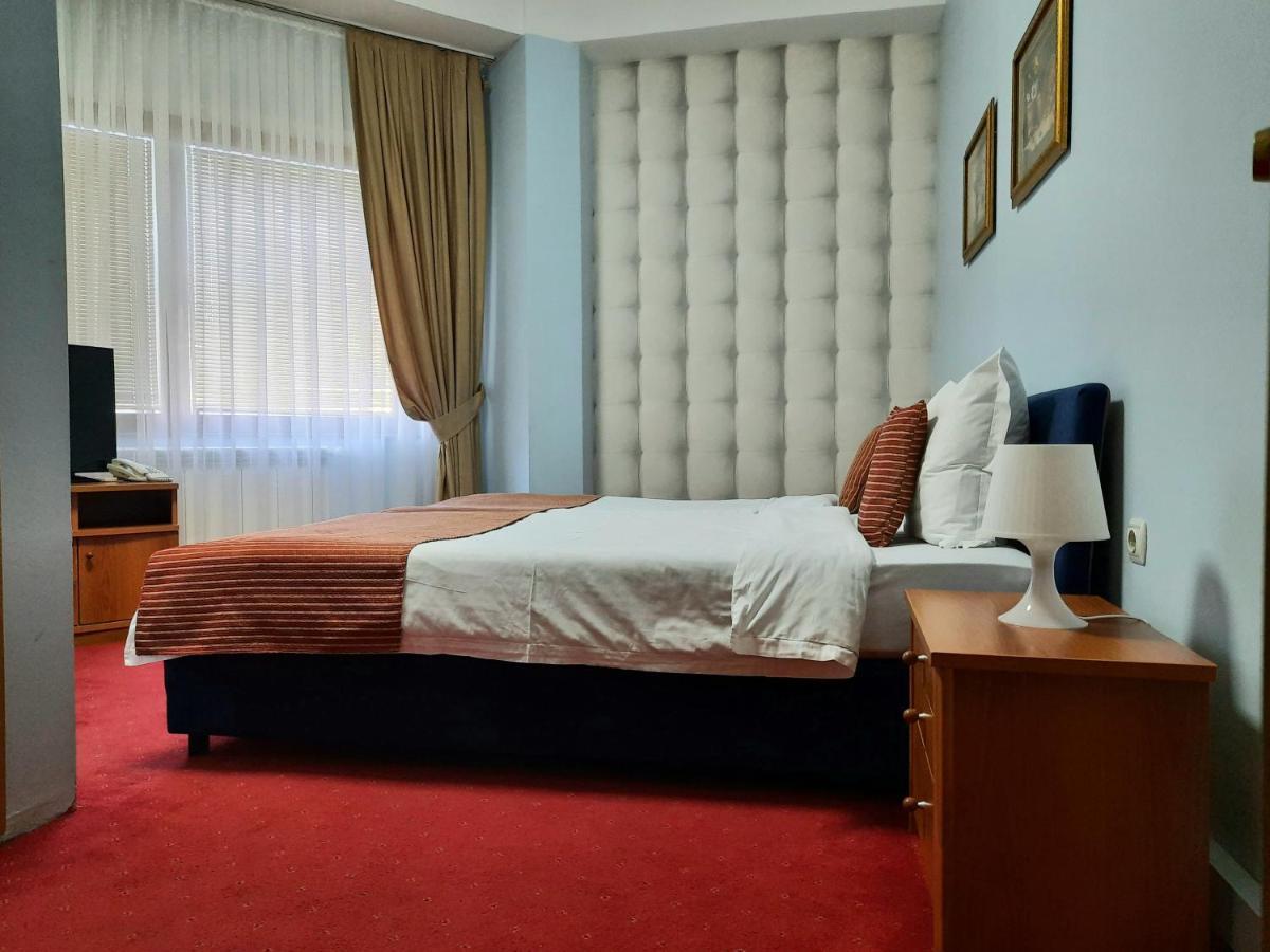 Hotel Aristocrat & Fish Restaurant Скопье Экстерьер фото